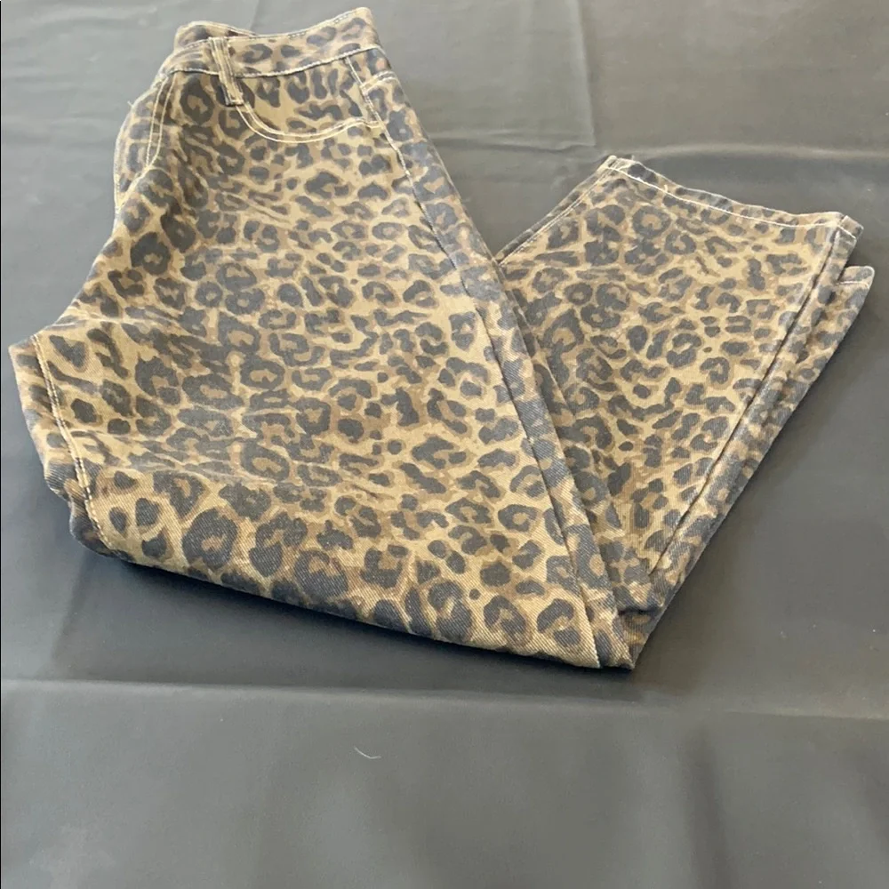 NWT Shakeair Leopard Print Straight Leg Jeans Women’s Size M